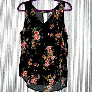 Old navy floral black tank top. Key hole back. Size Large